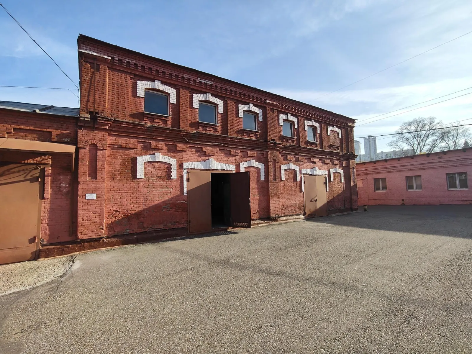 Склад в городе 256м2 двое ворот, охрана