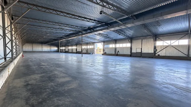Теплый склад с воротами 4 × 4 м, 3 000 м²