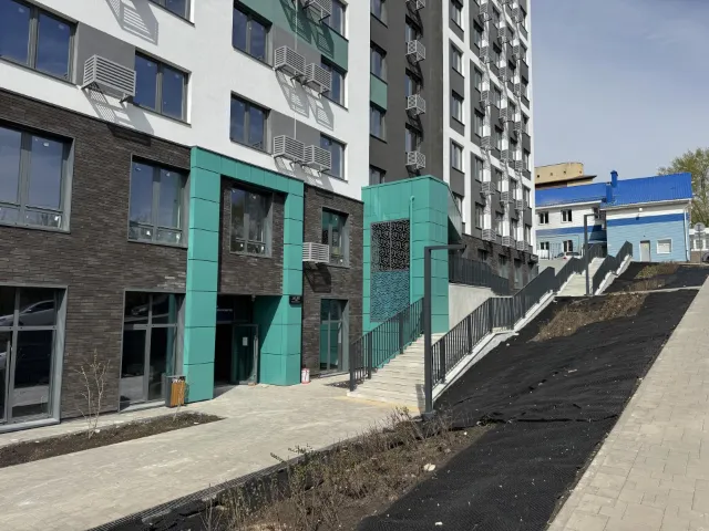 Офис/детцентр 419 м², 1 этаж+цоколь, первая линия