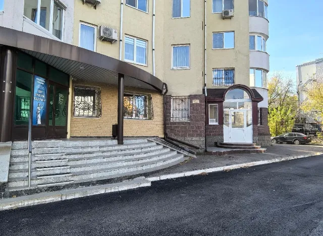 Офис 253 м² с арендатором, отдельный вход